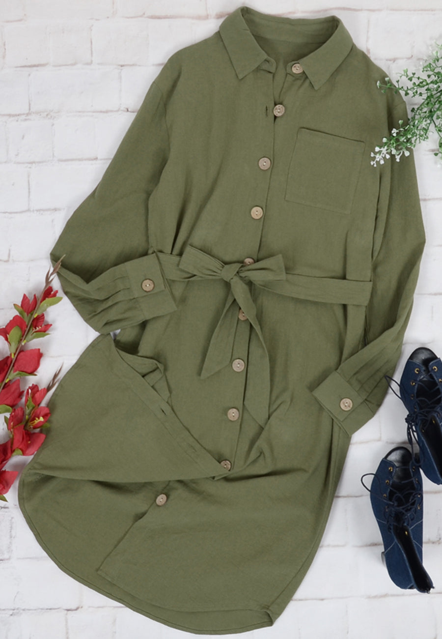 Vestido camisero con cinturón y botones en contraste