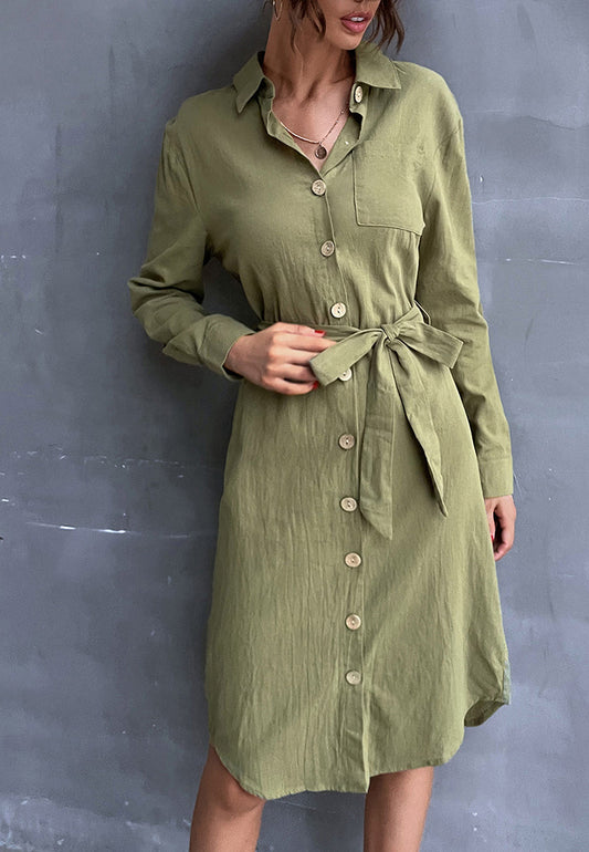 Vestido camisero con cinturón y botones en contraste