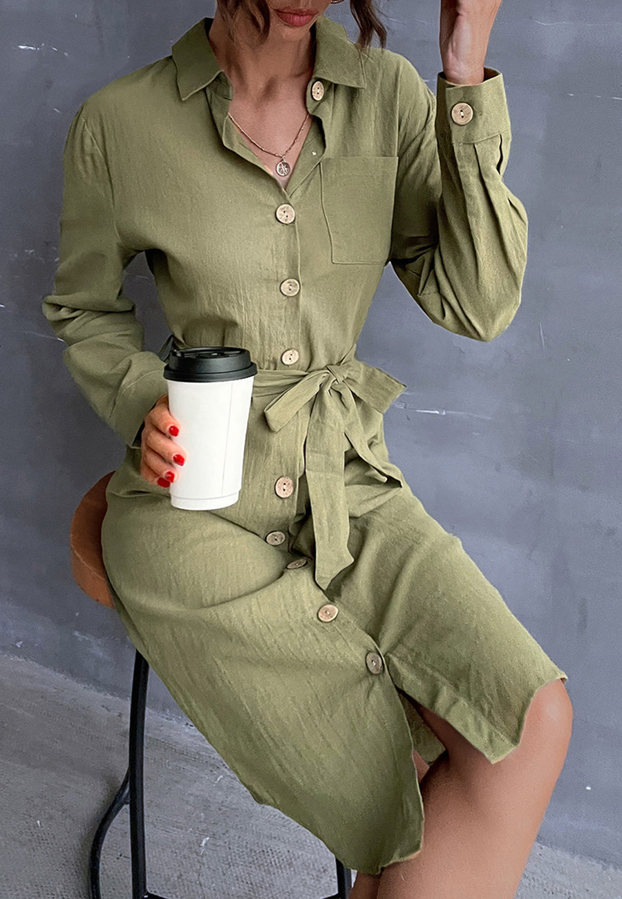Vestido camisero con cinturón y botones en contraste