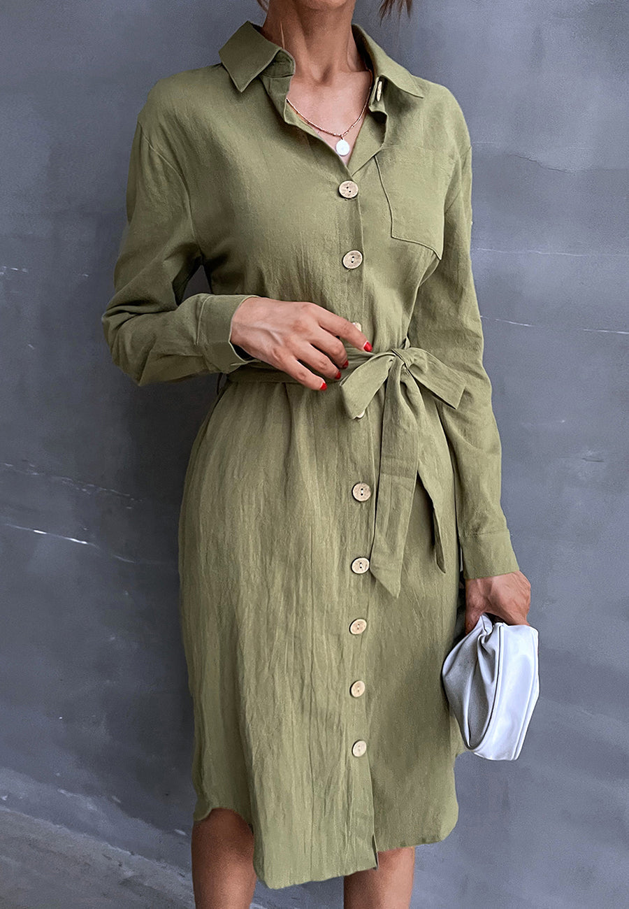 Vestido camisero con cinturón y botones en contraste