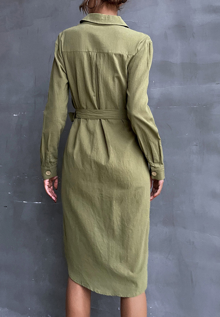 Vestido camisero con cinturón y botones en contraste