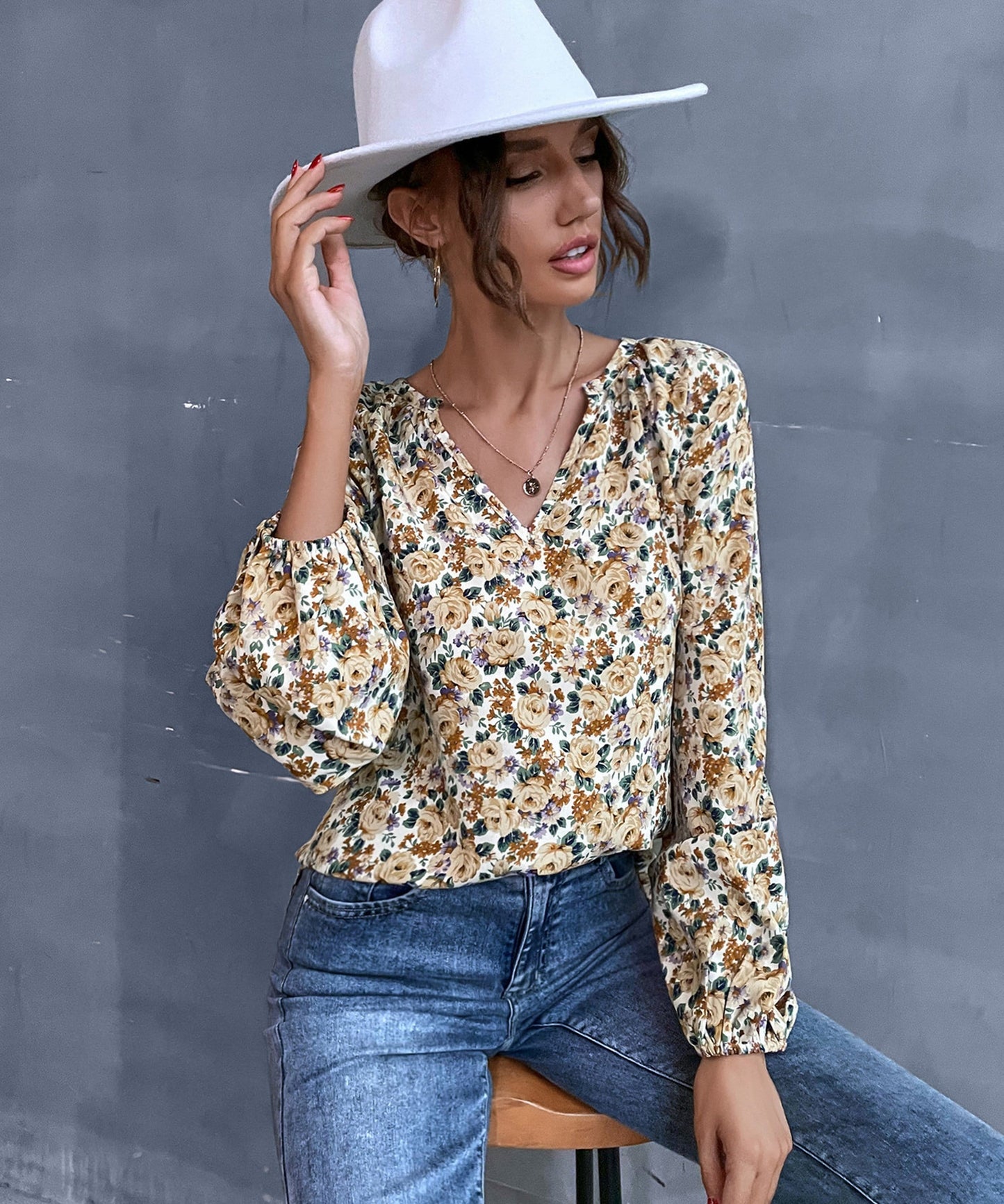 Blusa vintage con cuello en V y estampado floral