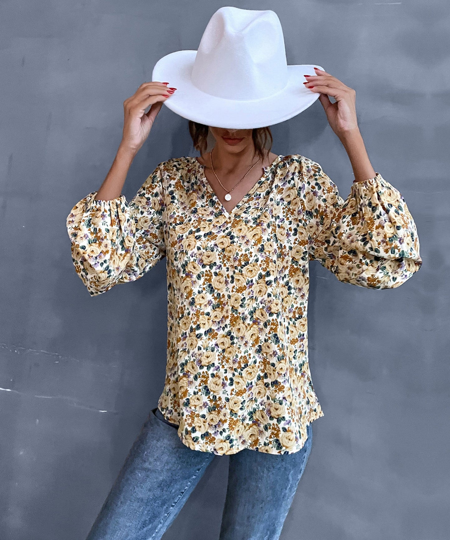 Blusa vintage con cuello en V y estampado floral