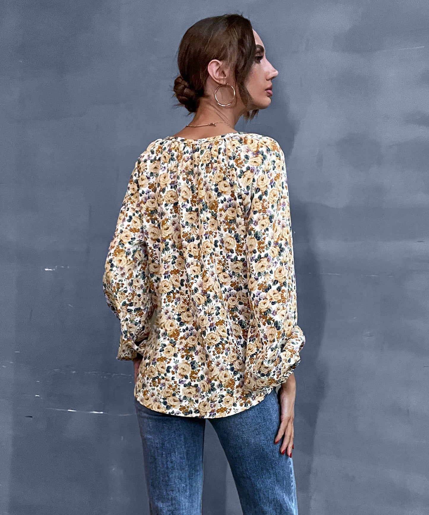 Blusa vintage con cuello en V y estampado floral