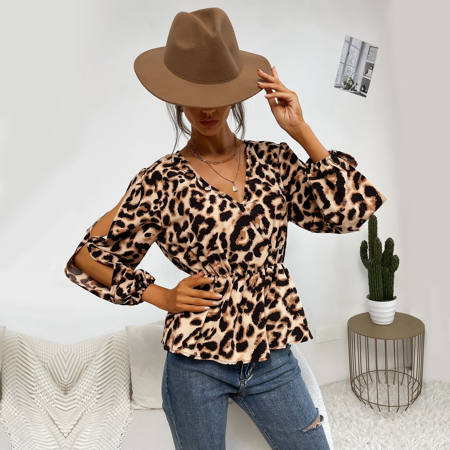 Blusa con estampado de leopardo y mangas recortadas