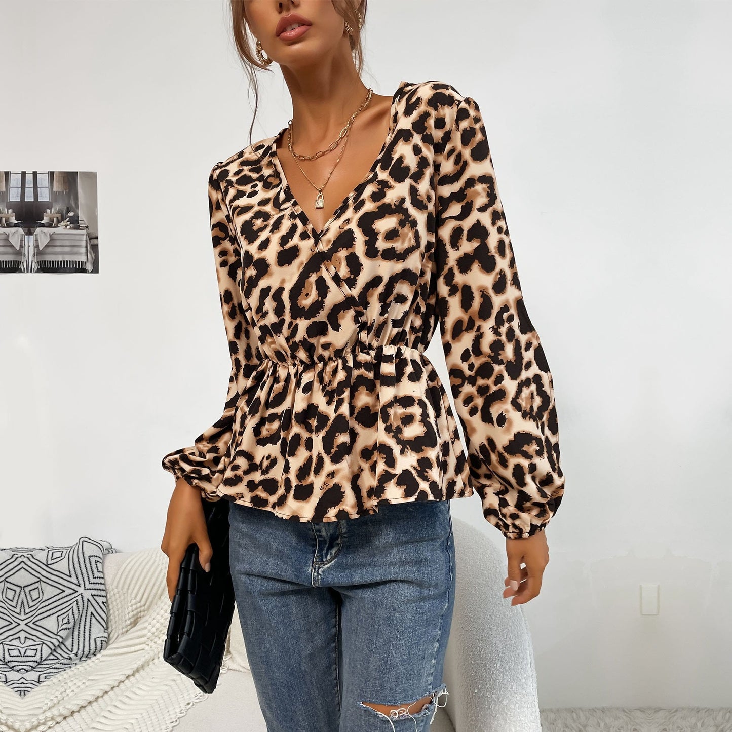 Blusa con estampado de leopardo y mangas recortadas