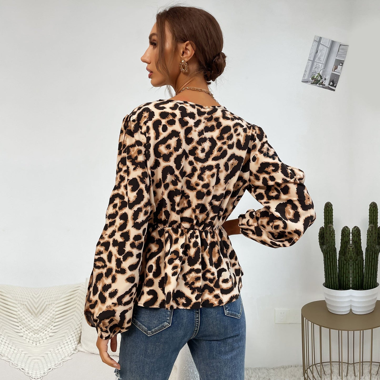 Blusa con estampado de leopardo y mangas recortadas