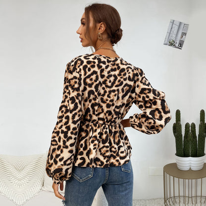 Blusa con estampado de leopardo y mangas recortadas