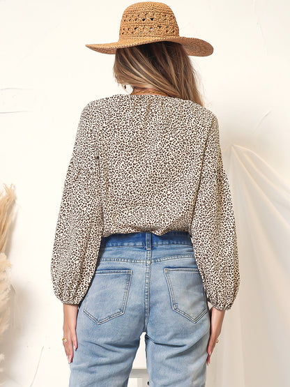 Blusa con cuello anudado y estampado de leopardo 