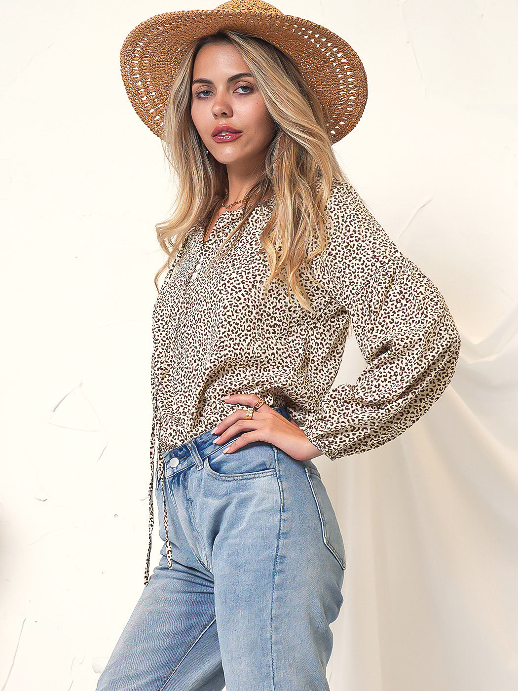 Blusa con cuello anudado y estampado de leopardo 