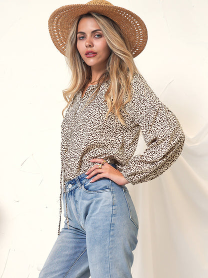 Blusa con cuello anudado y estampado de leopardo 