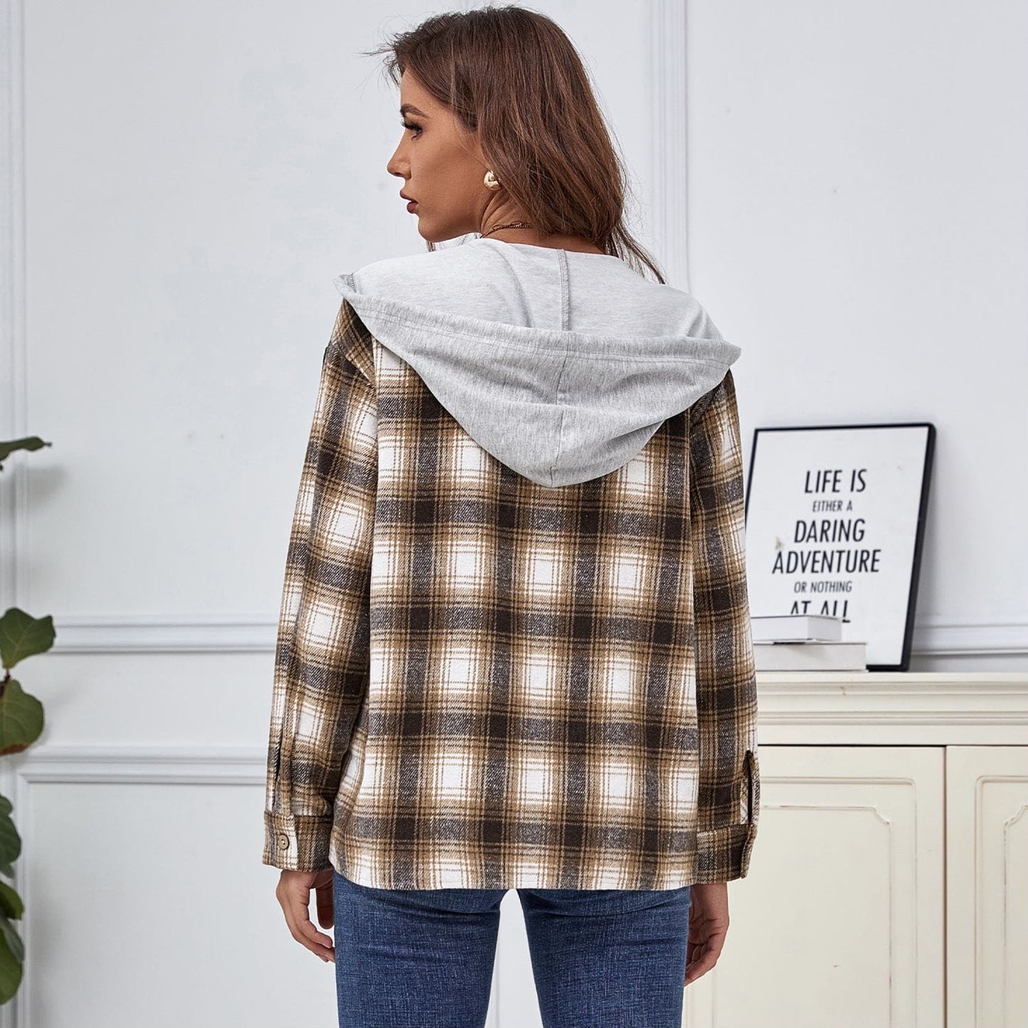 Chaqueta con capucha y botones a cuadros 