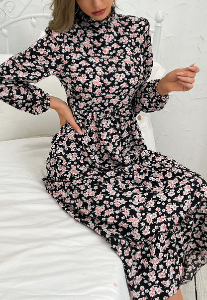 Vestido vintage de cuello alto con volantes