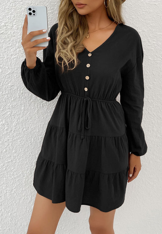 Vestido con lazo en la cintura y capas 