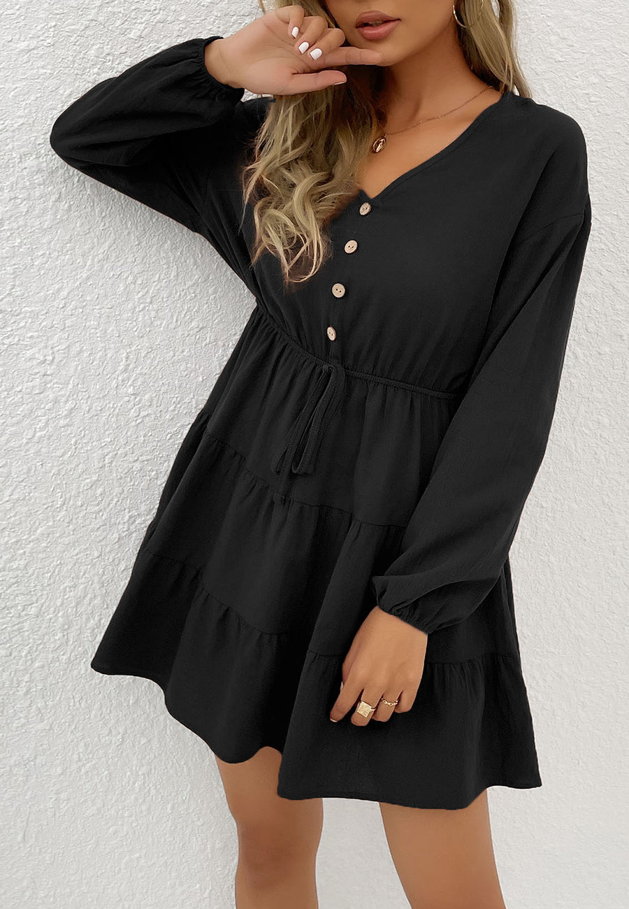 Vestido con lazo en la cintura y capas 