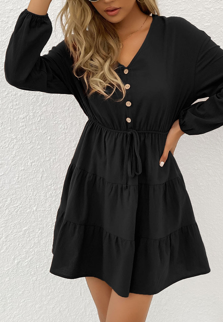 Vestido con lazo en la cintura y capas 