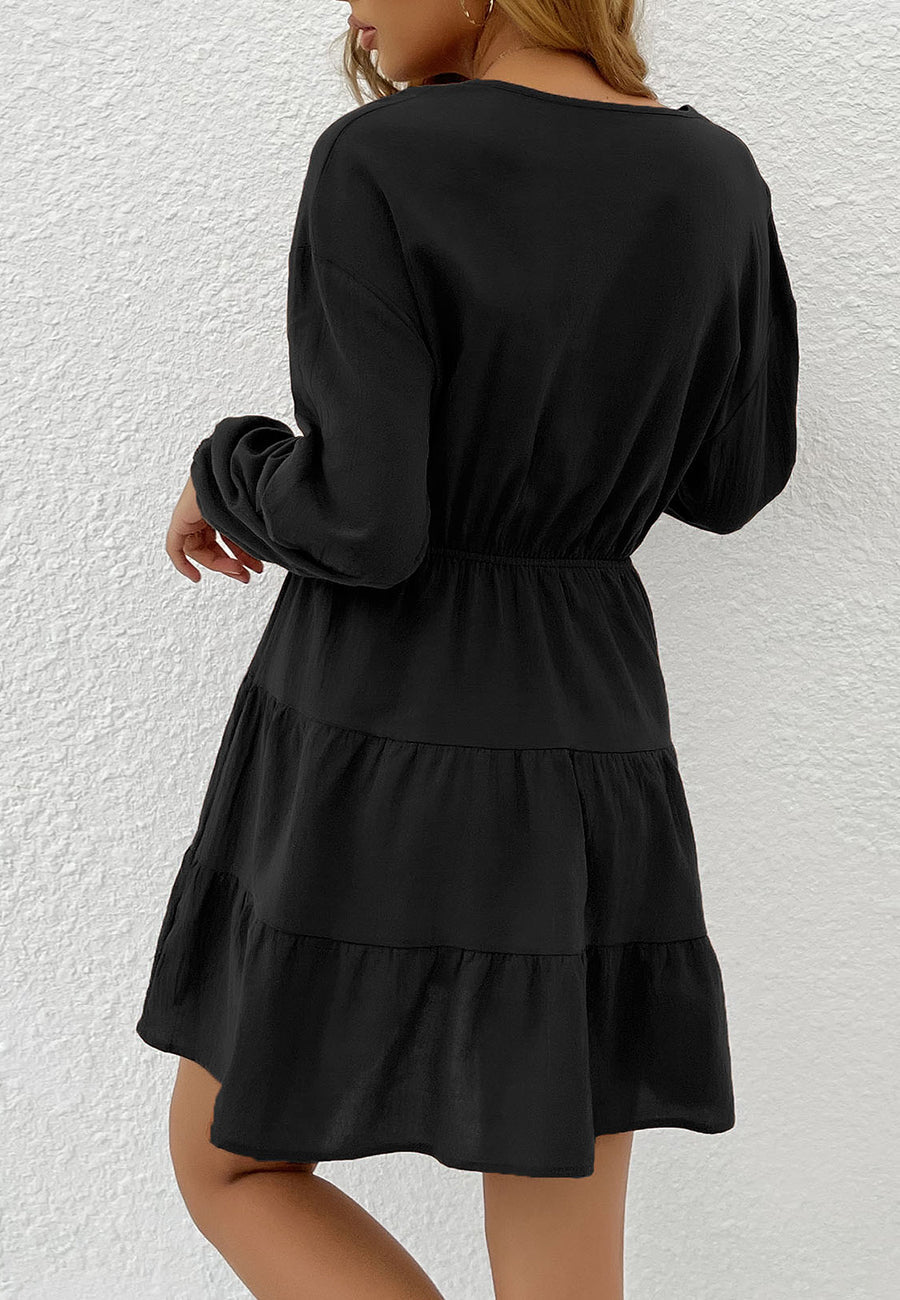 Vestido con lazo en la cintura y capas 