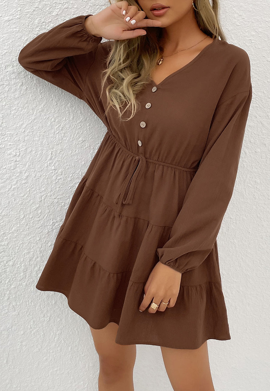 Vestido con lazo en la cintura y capas 