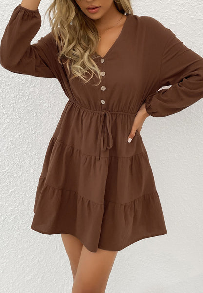 Vestido con lazo en la cintura y capas 