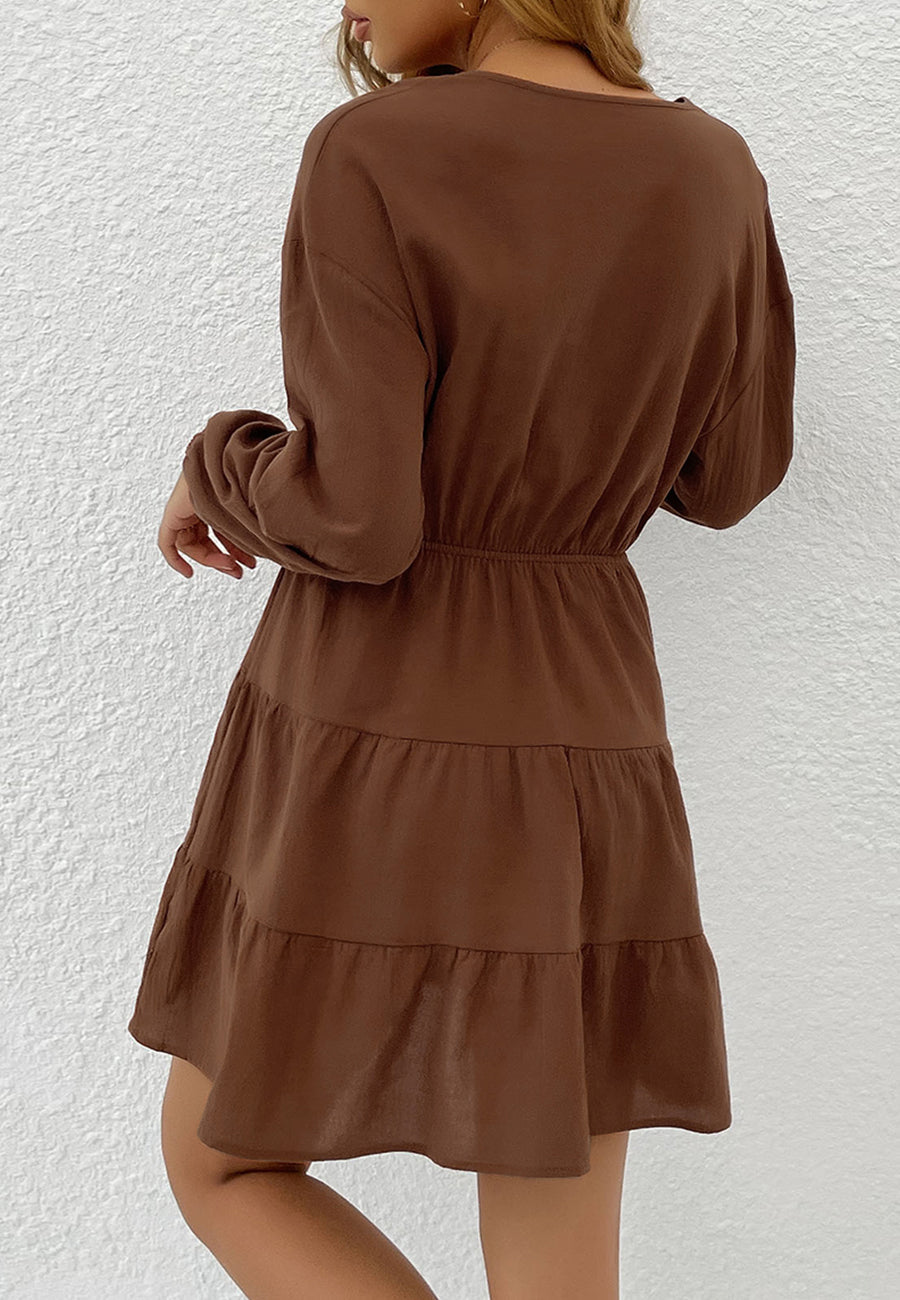 Vestido con lazo en la cintura y capas 