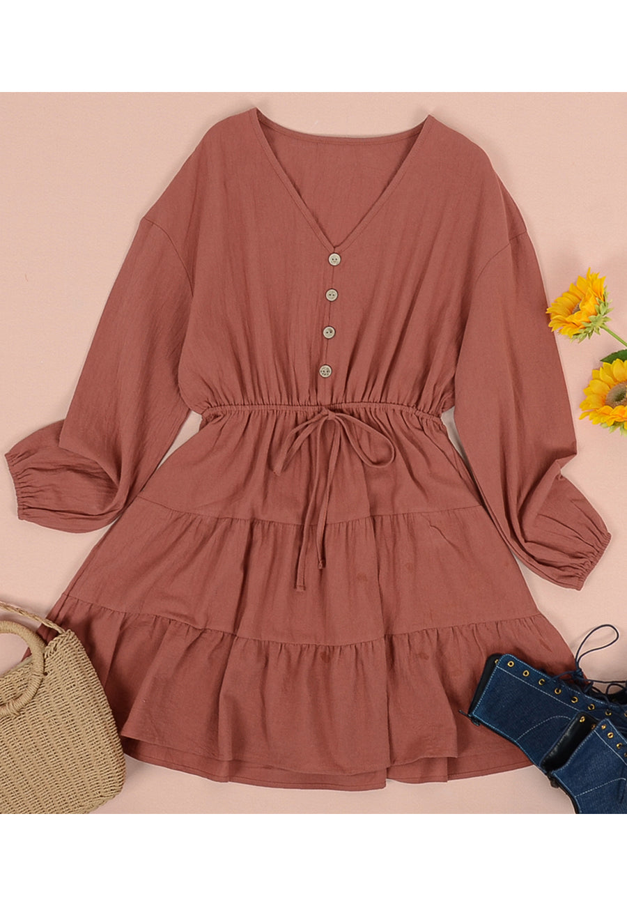 Vestido con lazo en la cintura y capas 