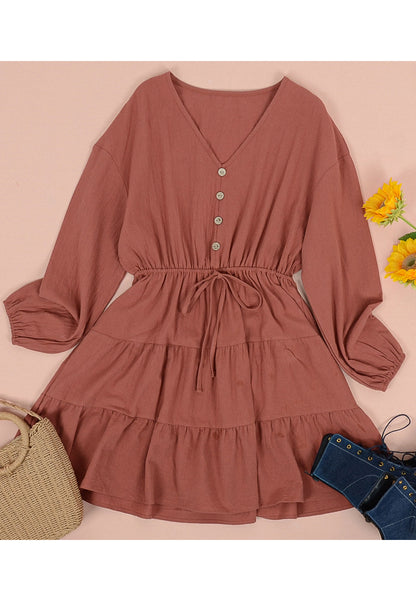 Vestido con lazo en la cintura y capas 