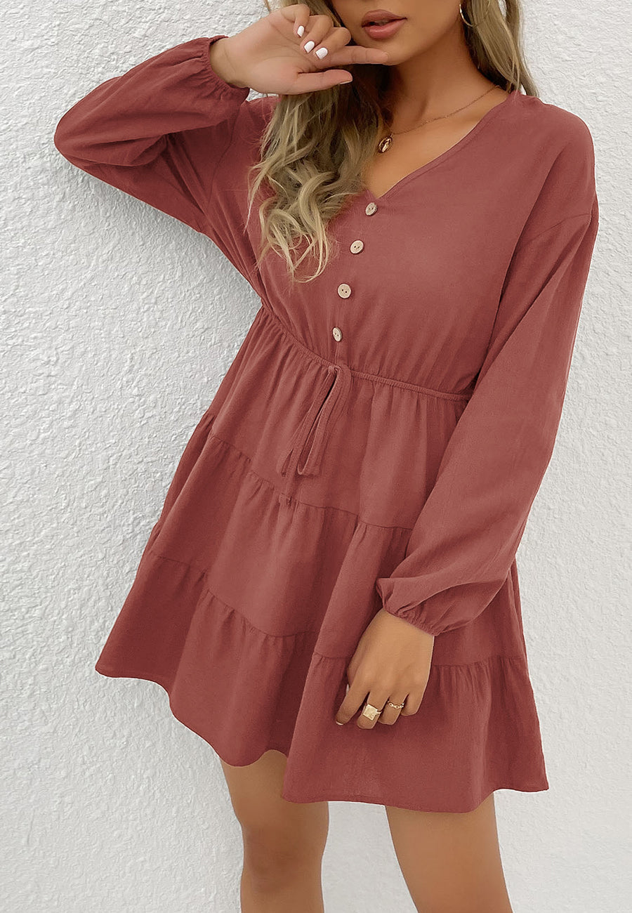 Vestido con lazo en la cintura y capas 