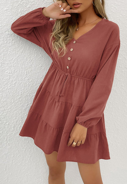 Vestido con lazo en la cintura y capas 
