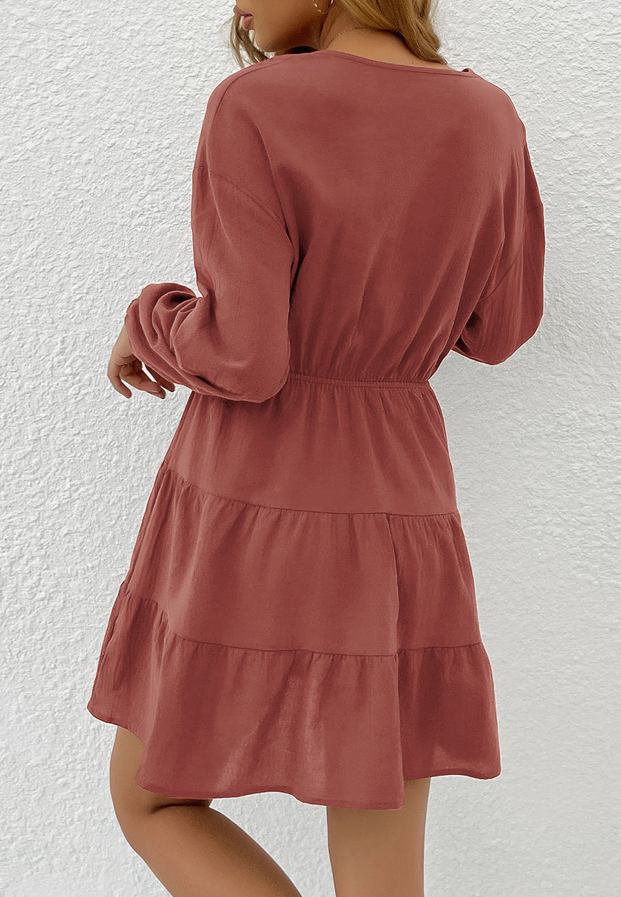 Vestido con lazo en la cintura y capas 