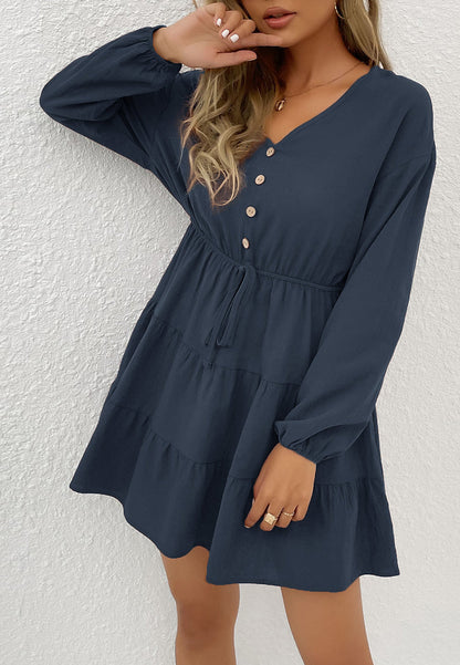 Vestido con lazo en la cintura y capas 