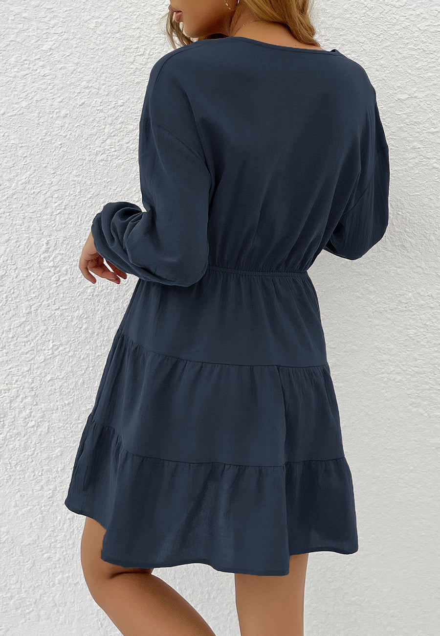 Vestido con lazo en la cintura y capas 