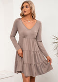 Vestido liso con escote en V y capas 