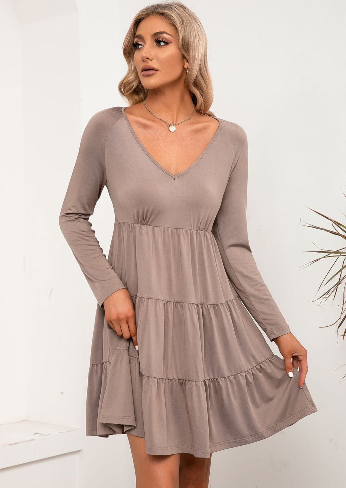 Vestido liso con escote en V y capas 