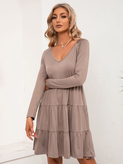 Vestido liso con escote en V y capas 