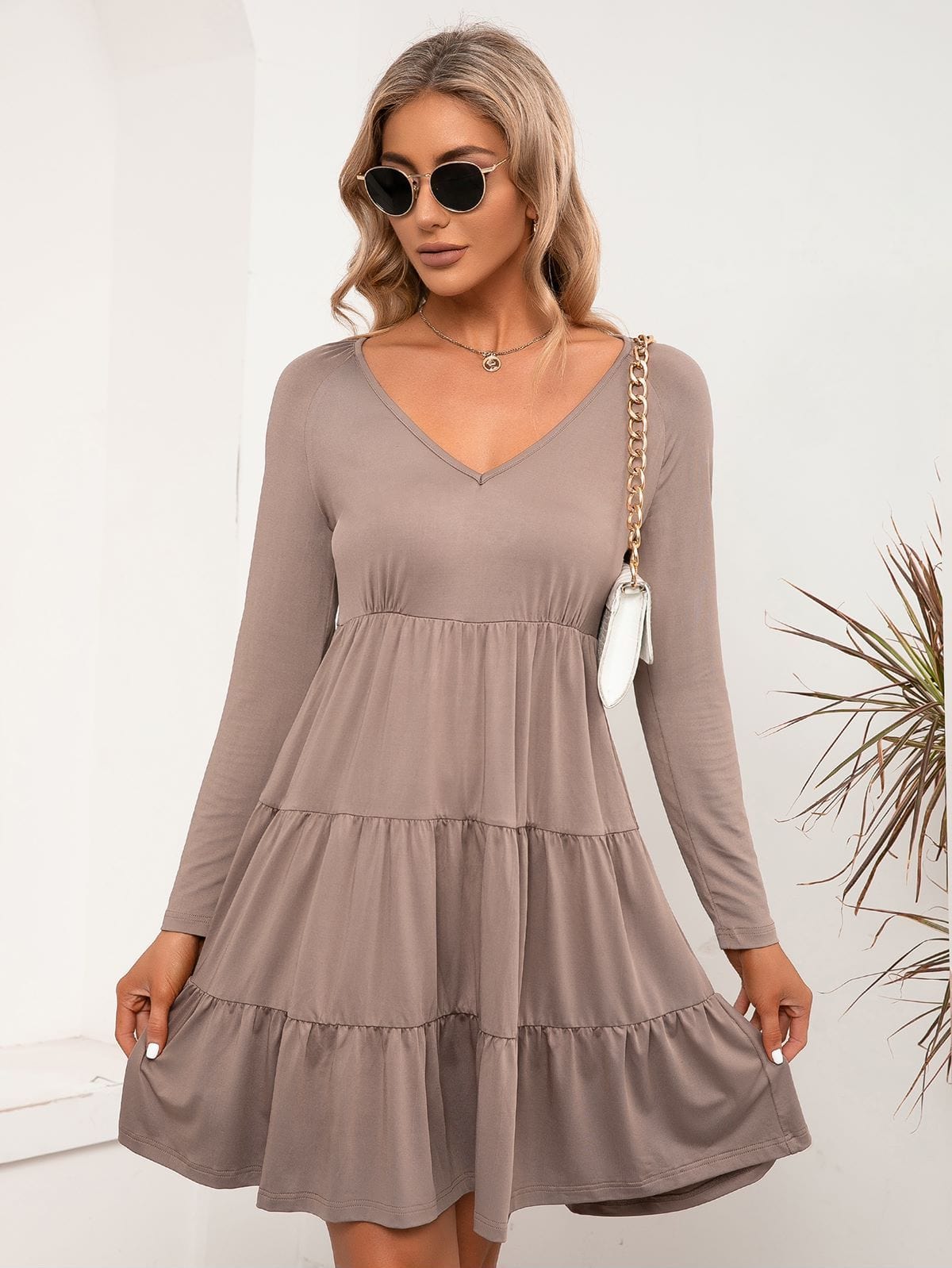 Vestido liso con escote en V y capas 