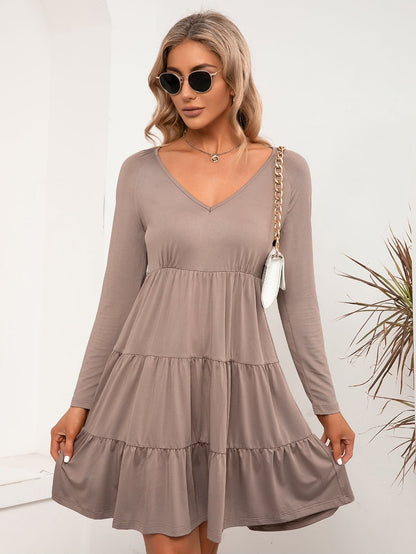Vestido liso con escote en V y capas 