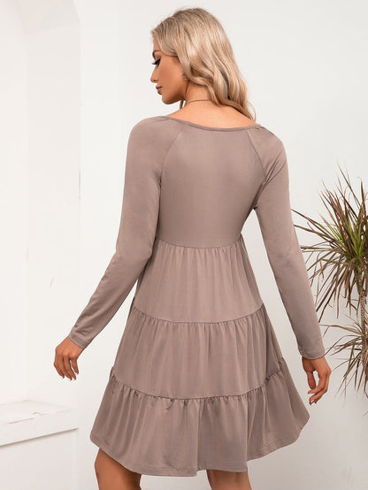 Vestido liso con escote en V y capas 