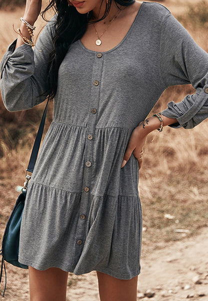 Vestido recto con botones y capas 