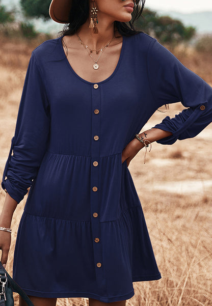 Vestido recto con botones y capas 