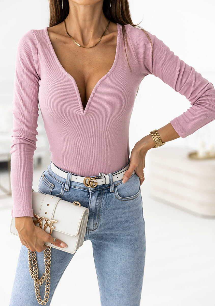 Blusa lisa con escote pronunciado