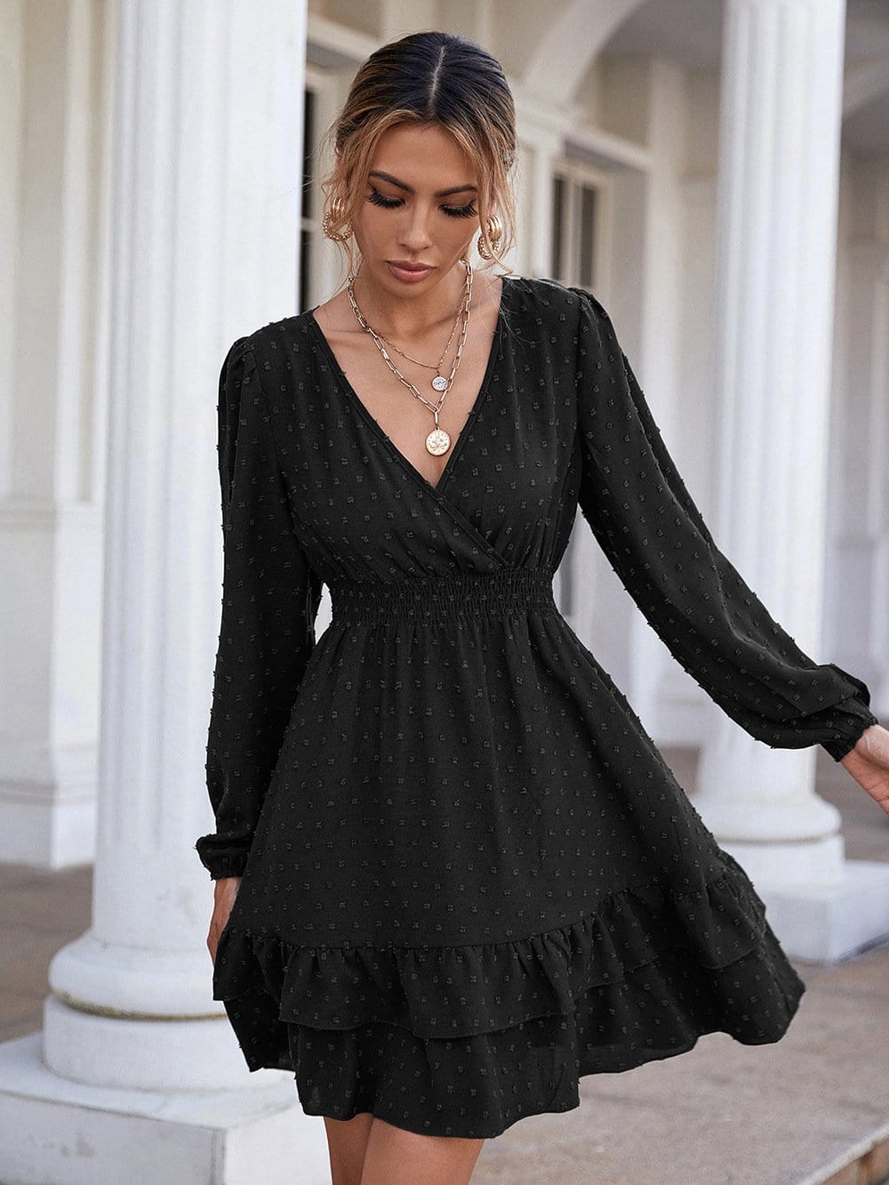 Vestido con detalle de volante y lunares suizos 