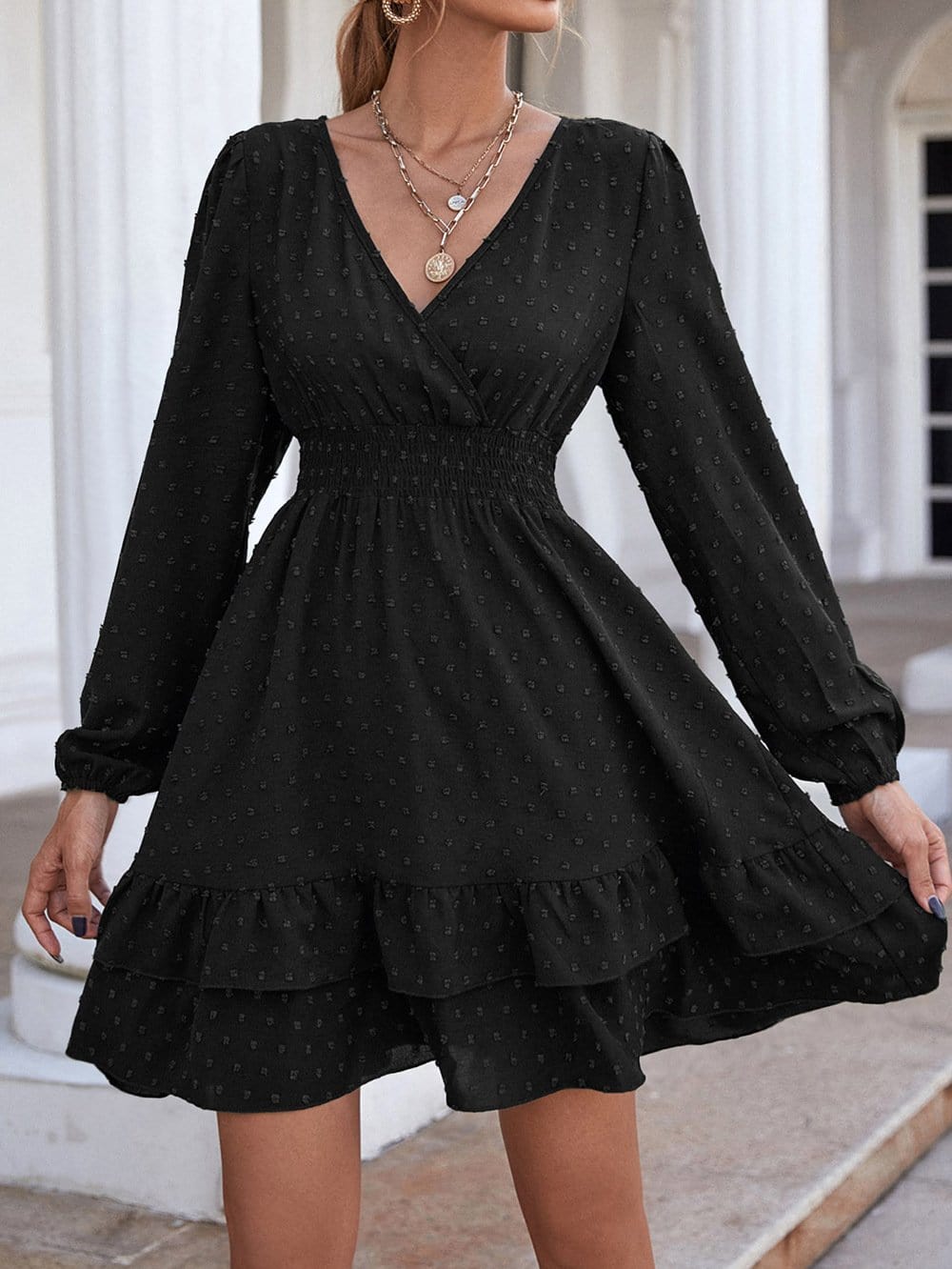 Vestido con detalle de volante y lunares suizos 
