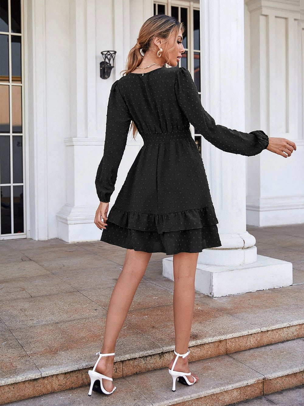 Vestido con detalle de volante y lunares suizos 