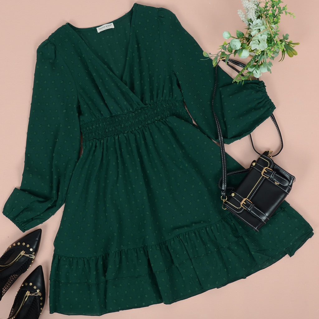 Vestido con detalle de volante y lunares suizos 