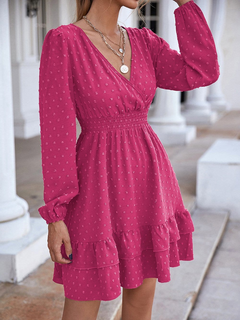 Vestido con detalle de volante y lunares suizos 