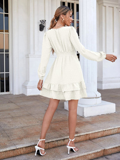 Vestido con detalle de volante y lunares suizos 