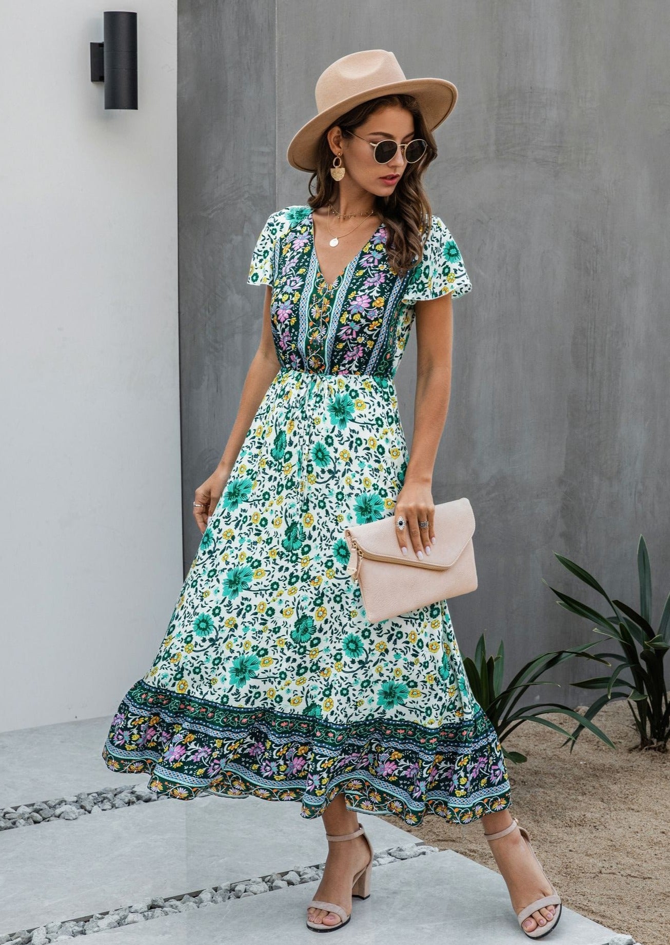Vestido bohemio con flores y detalle de botones 