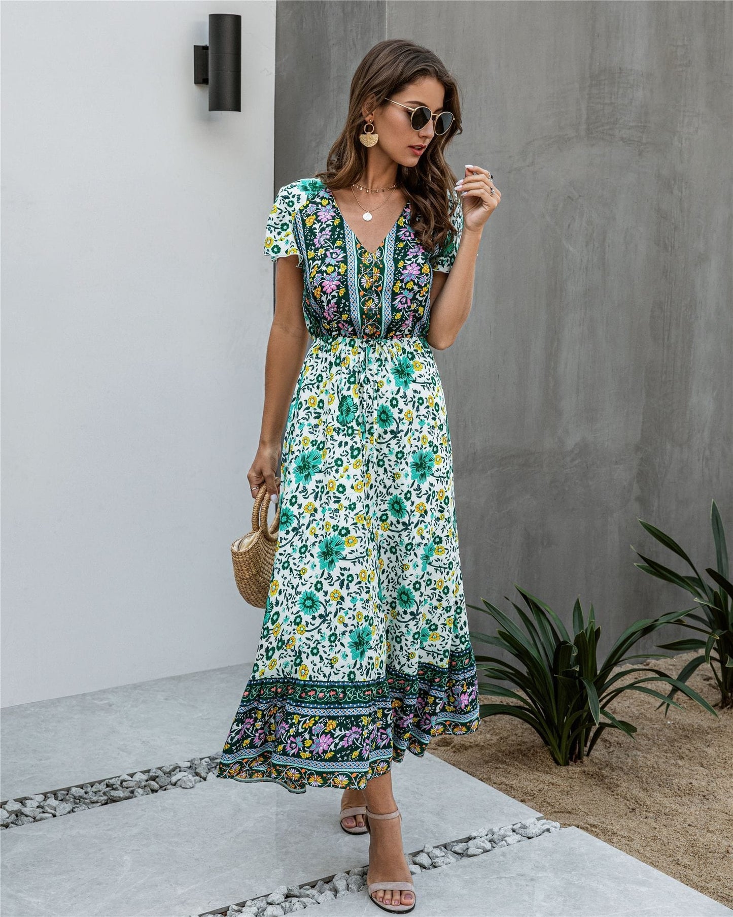 Vestido bohemio con flores y detalle de botones 