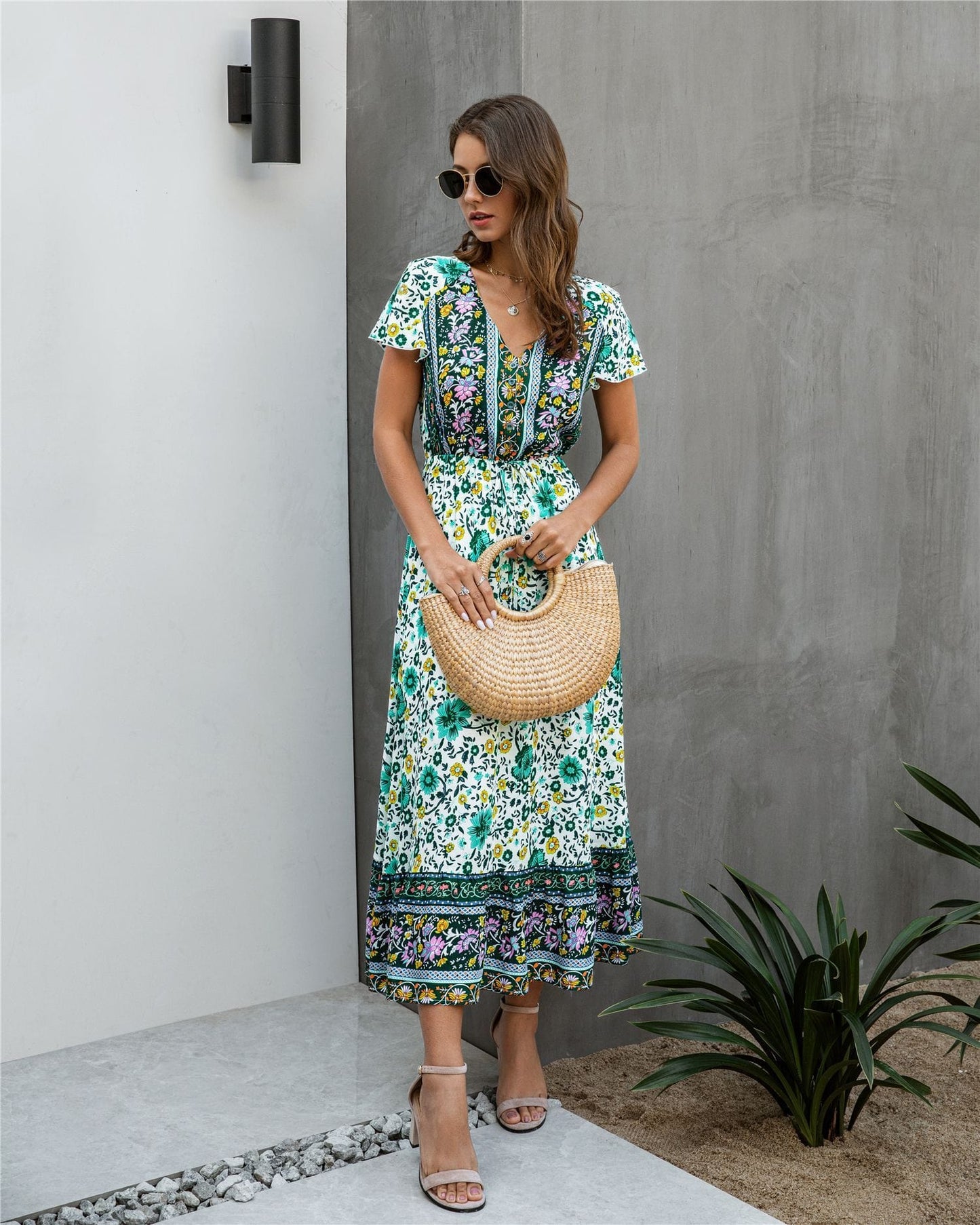 Vestido bohemio con flores y detalle de botones 