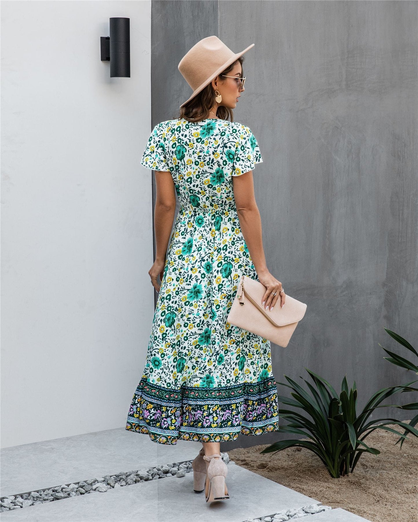 Vestido bohemio con flores y detalle de botones 